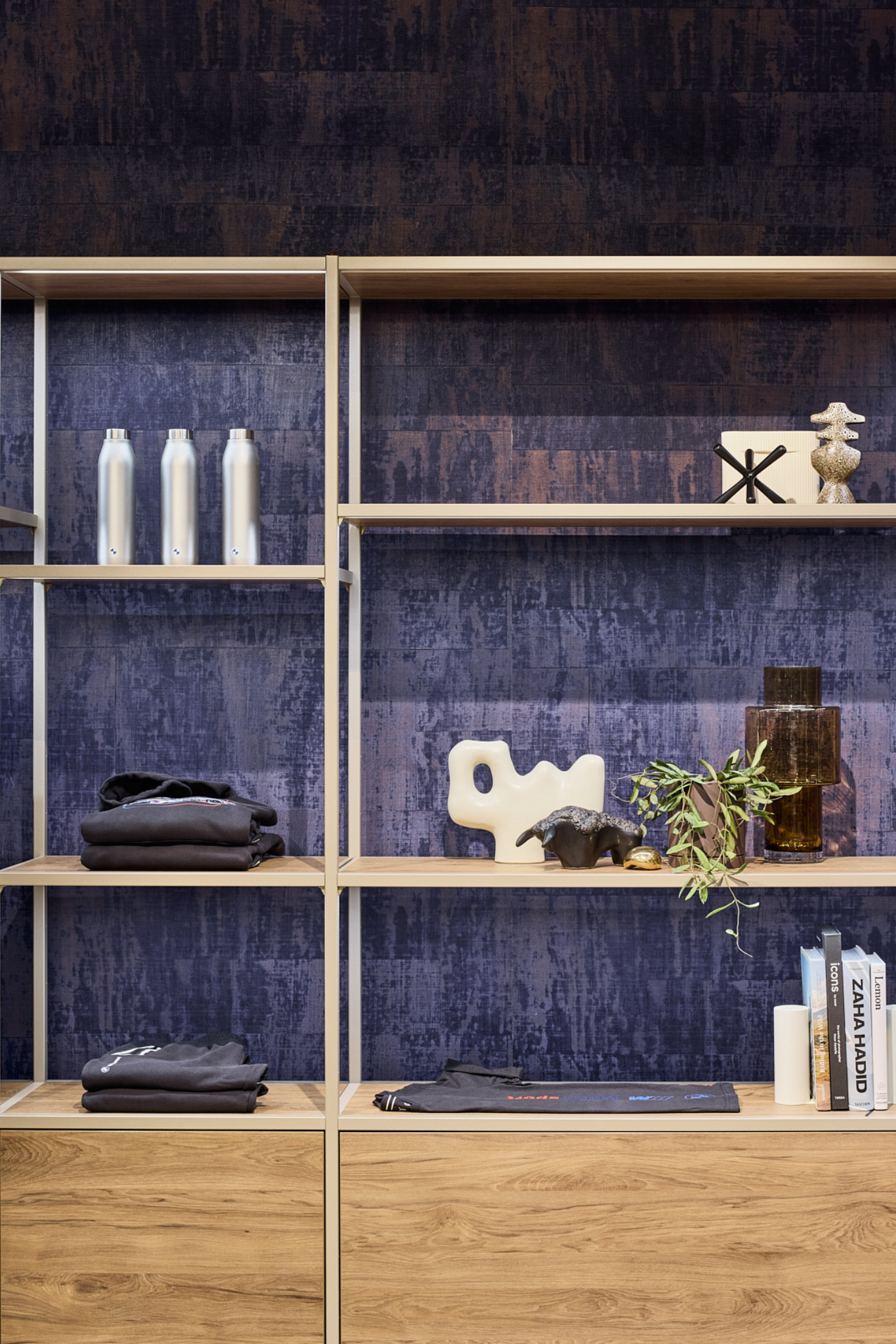 Regal mit Kleidung, Wasserflaschen und Deko, funktionales RetailNext Interior für BMW.