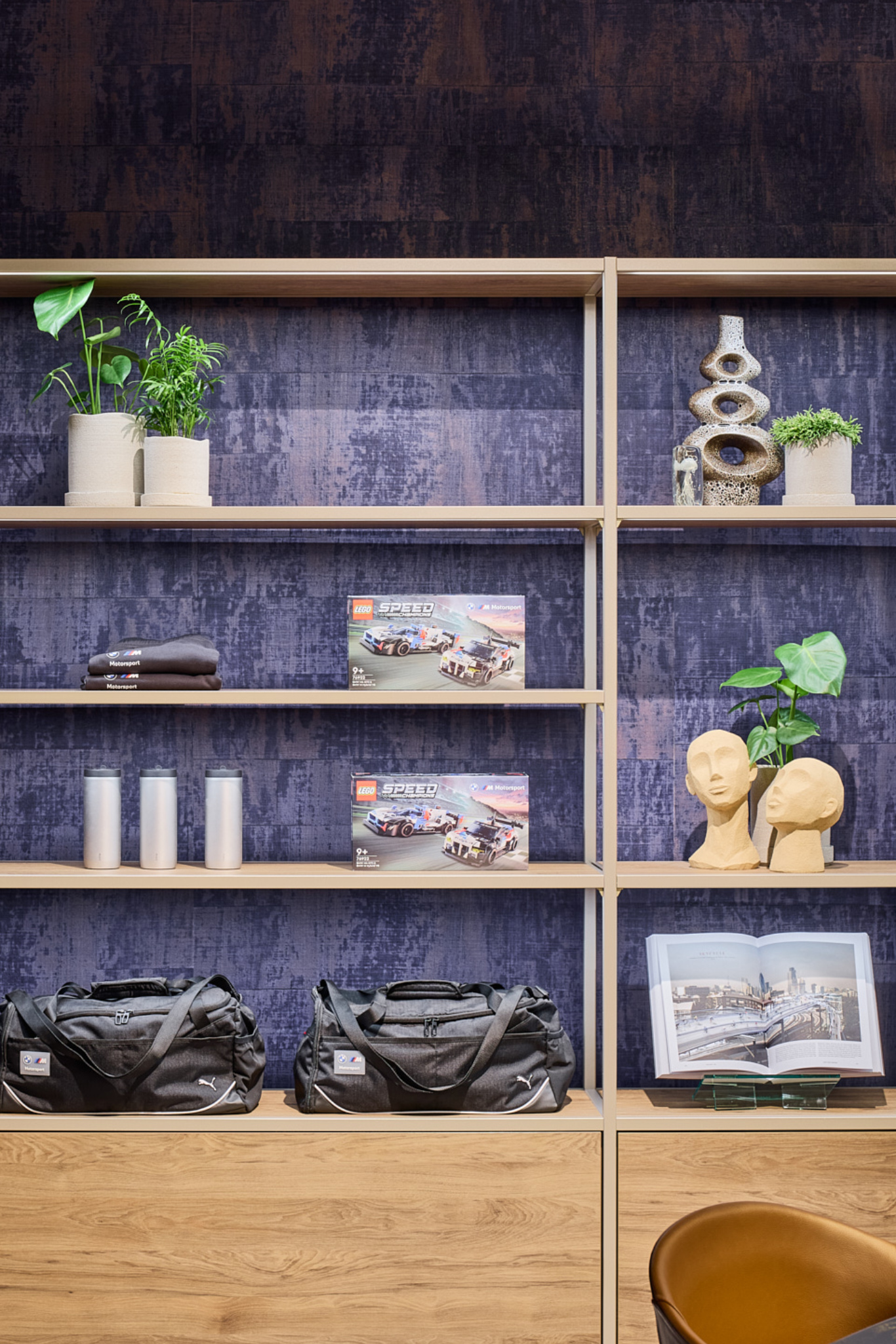 Regal mit Sporttaschen und LEGO Speed Champions, Lifestyle-Markenarchitektur für BMW.