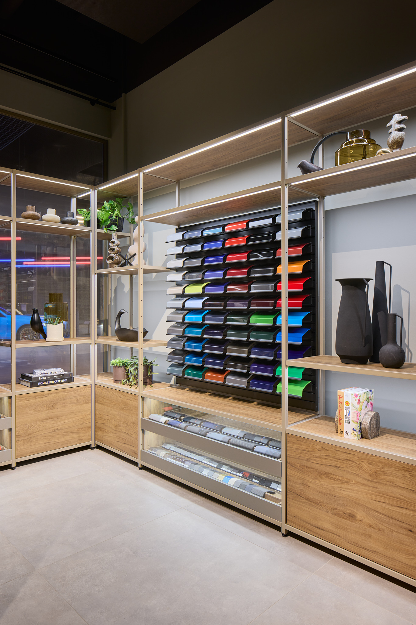 Farbauswahlwand im neuen BMW Showroom, klare Architekturfotografie des RetailNext Designs.