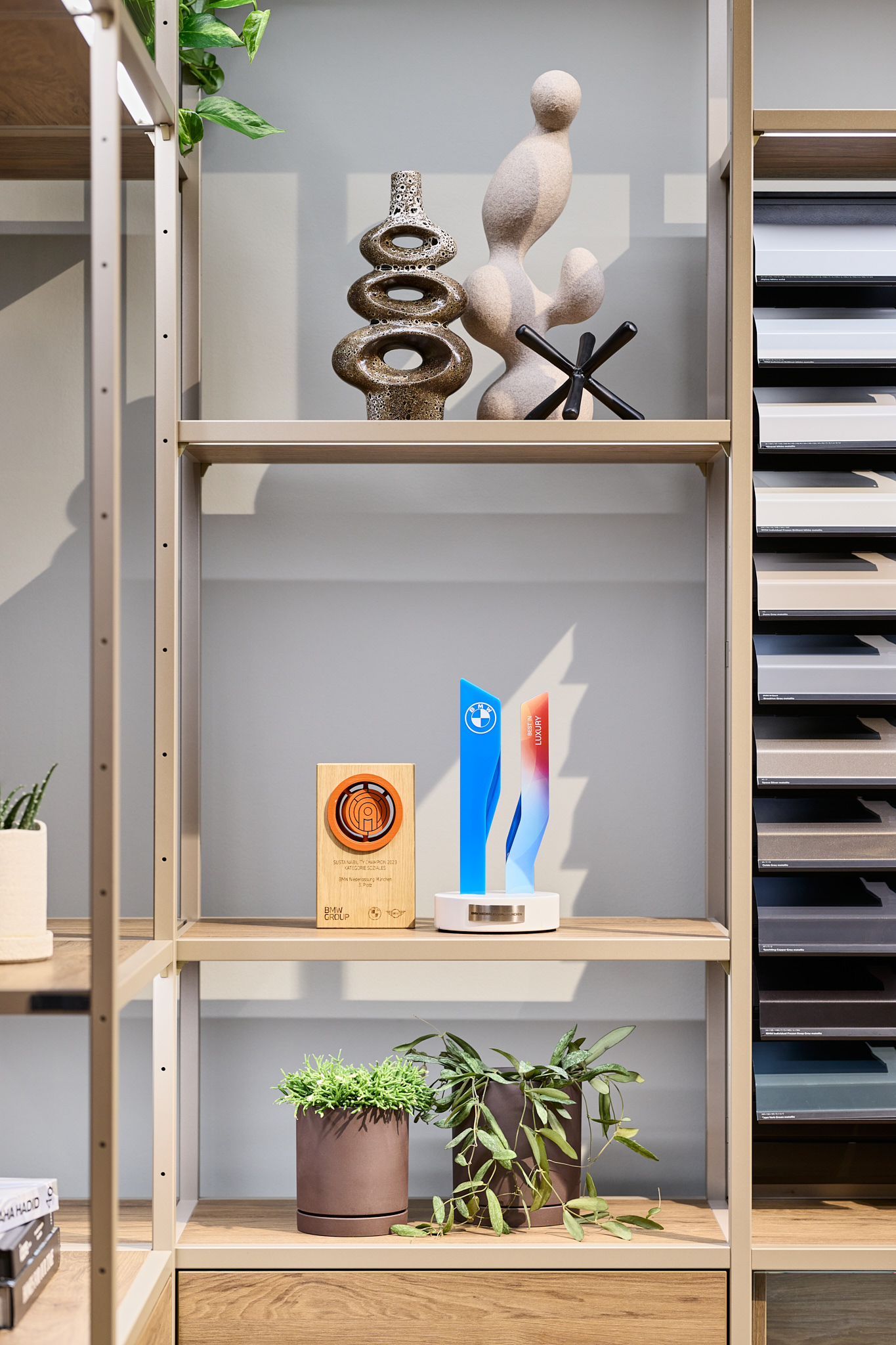 Auszeichnungen „Sustainability Champion 2023“ und „Best in Luxury“ als Teil der Markenarchitektur.