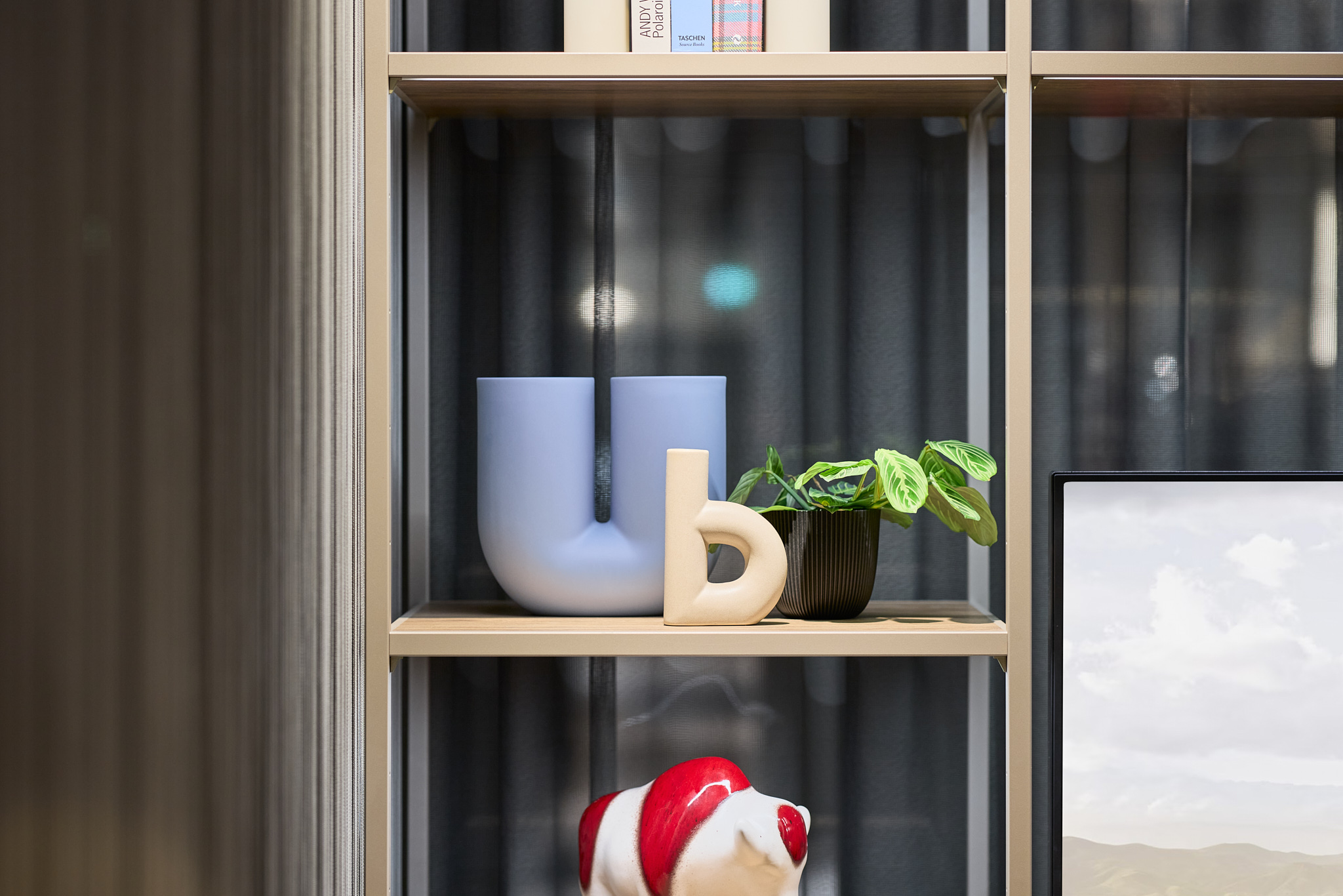 Detailaufnahme stilvoller Dekoration, harmonisches Interior im BMW Showroom.