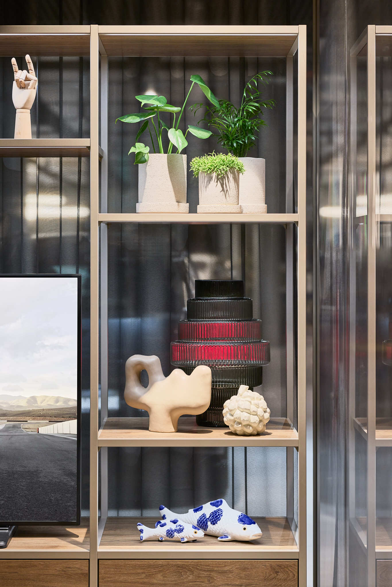 Nahaufnahme Dekorationselemente, dezente Materialien und klare Formensprache.