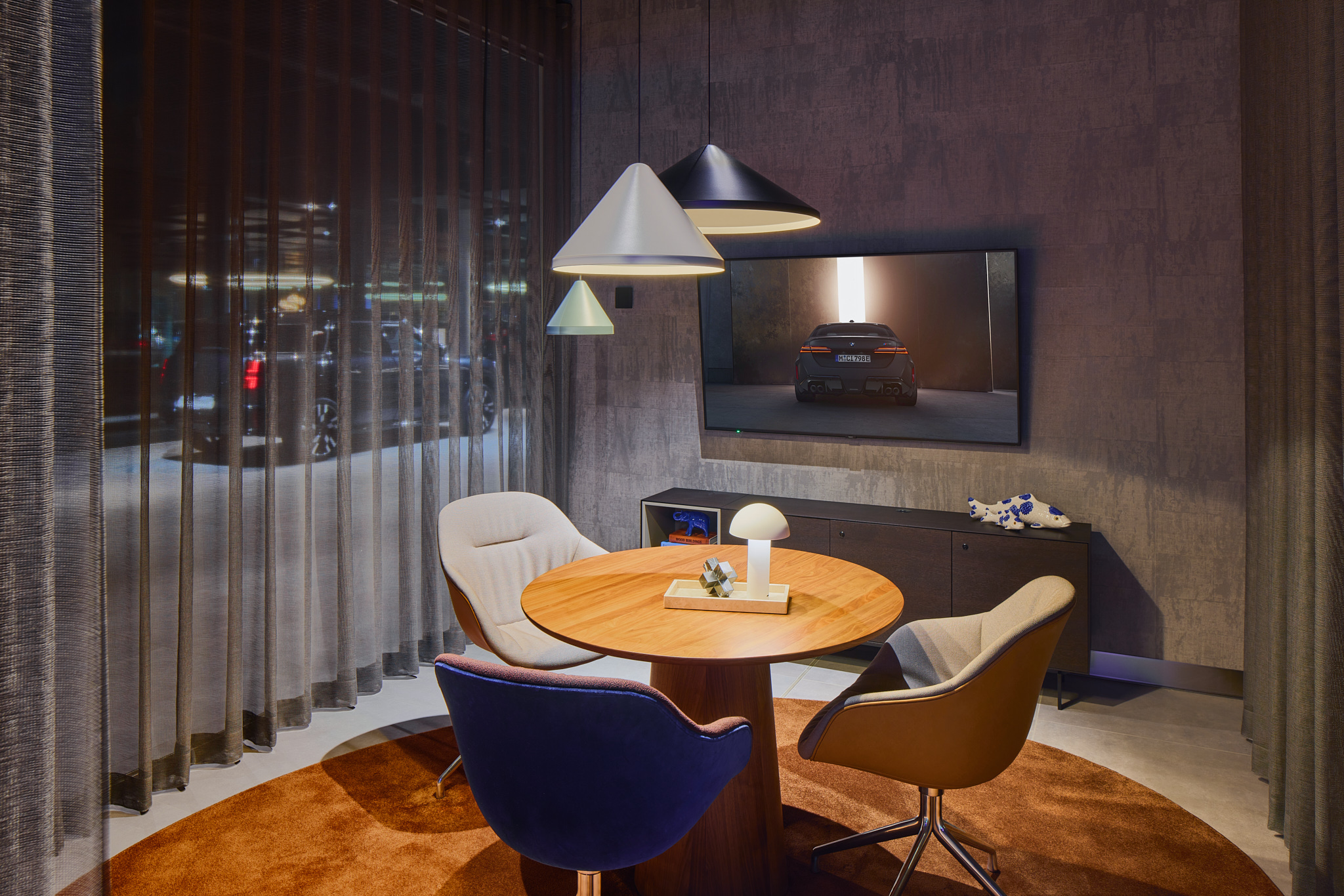 Besprechungsbereich mit Fadenvorhang und Bildschirm, Architekturfotografie im RetailNext Stil.