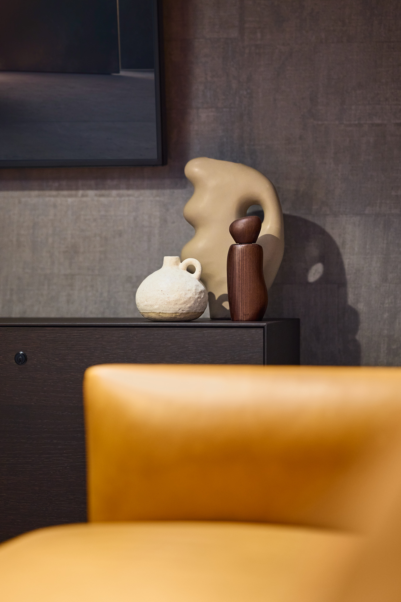 Sideboard unter Bildschirm mit Dekoration, Detailaufnahme moderner Markenarchitektur.