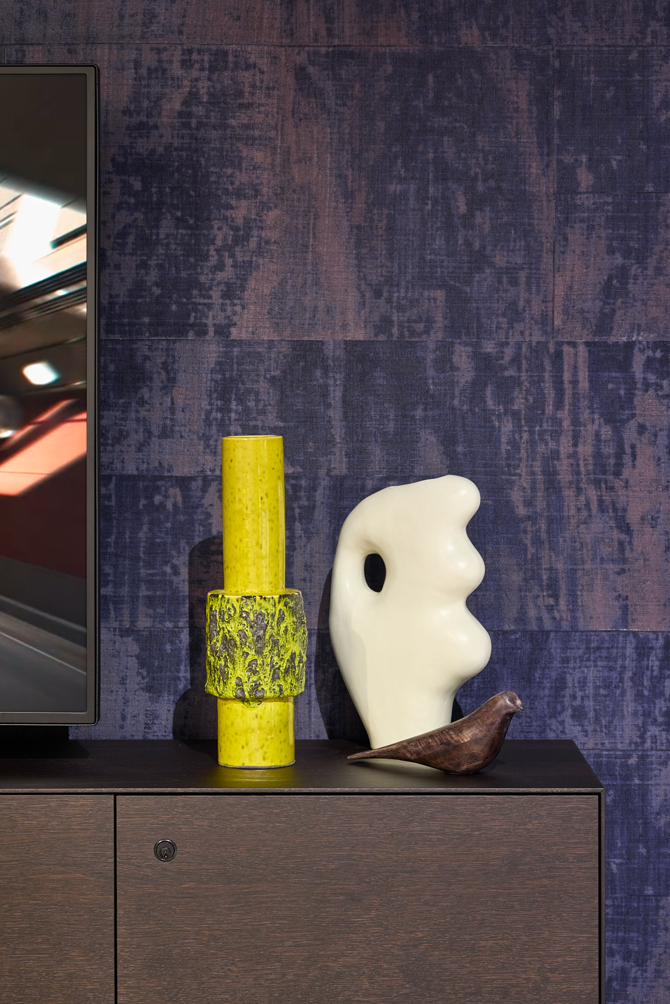 Detailaufnahme farbenfroher Dekoration im Besprechungsbereich, moderne Markenarchitektur für BMW.