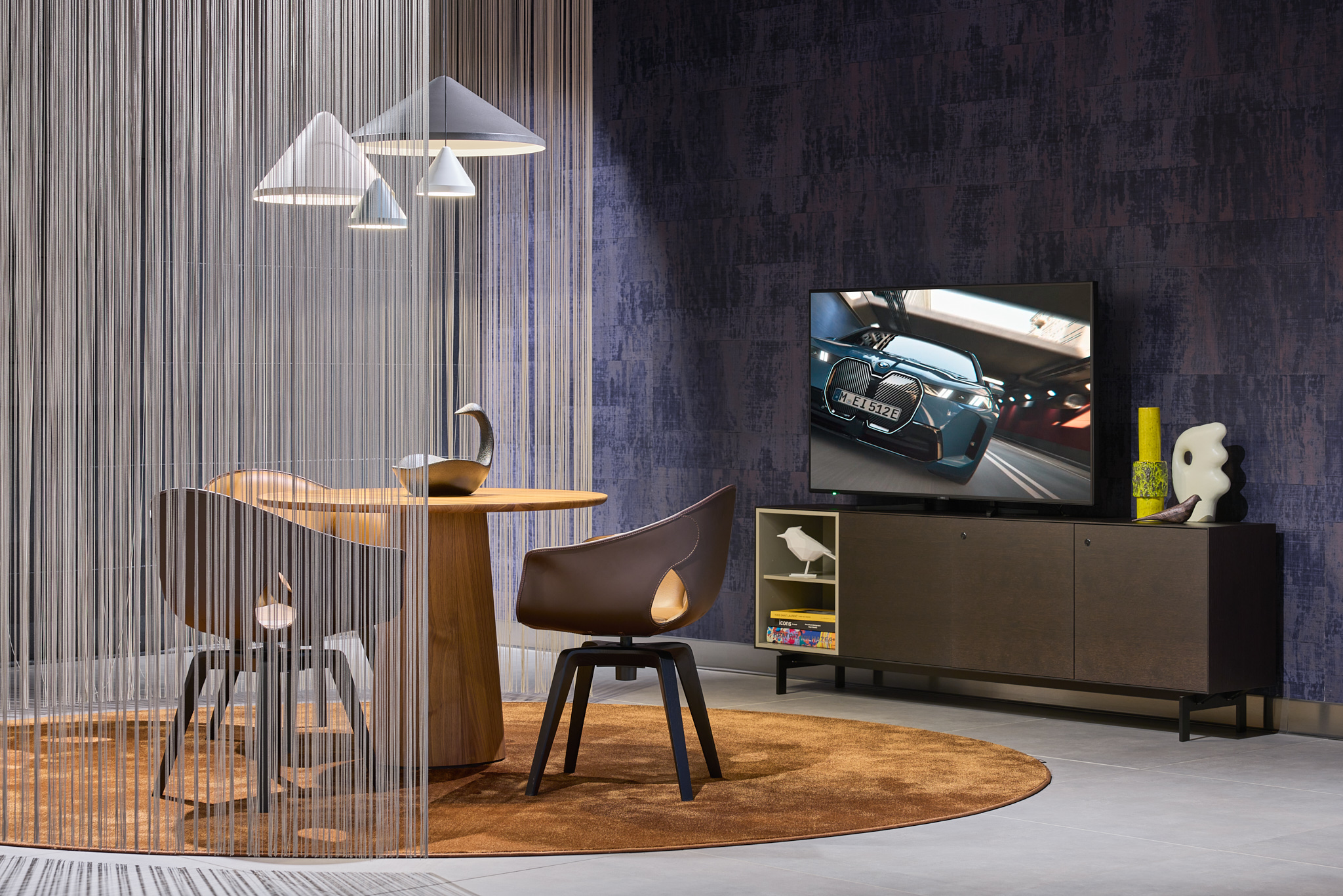 Besprechungsbereich mit Bildschirm und Fadenvorhang, strukturierte Markenarchitektur für BMW.