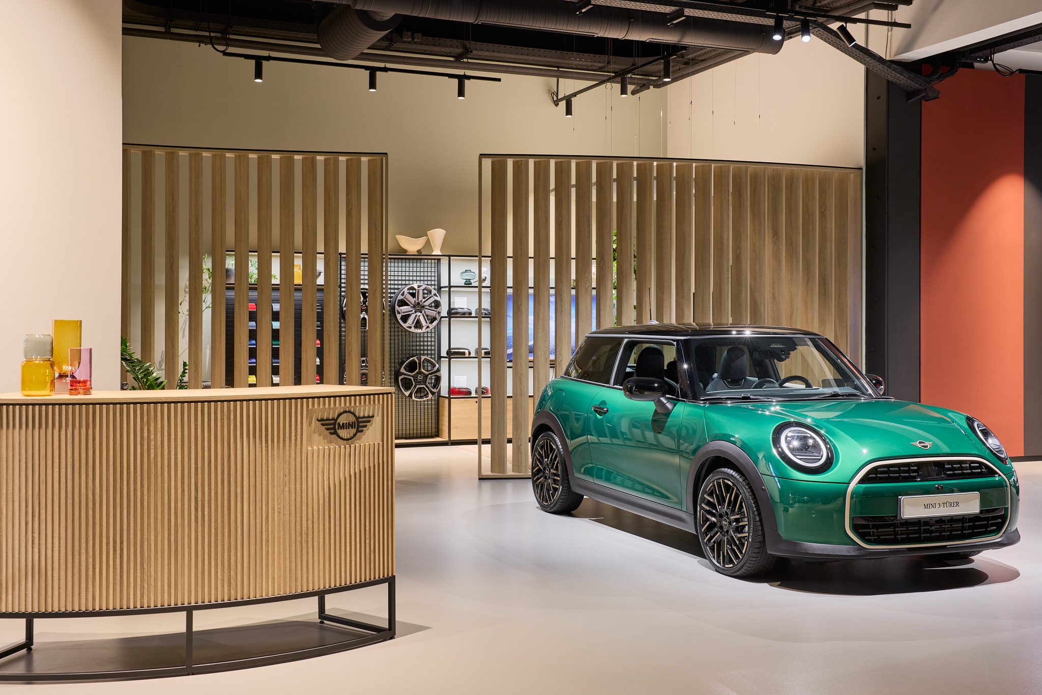 MINI Tresen mit Holzlamellen und 3-Türer, dahinter Design-Elemente zur Auswahl.