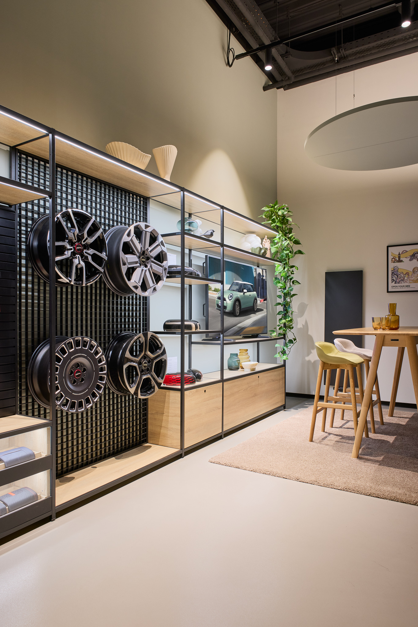 Auswahlwand mit MINI Design-Elementen: Felgen, Farben und Interieur-Materialien.