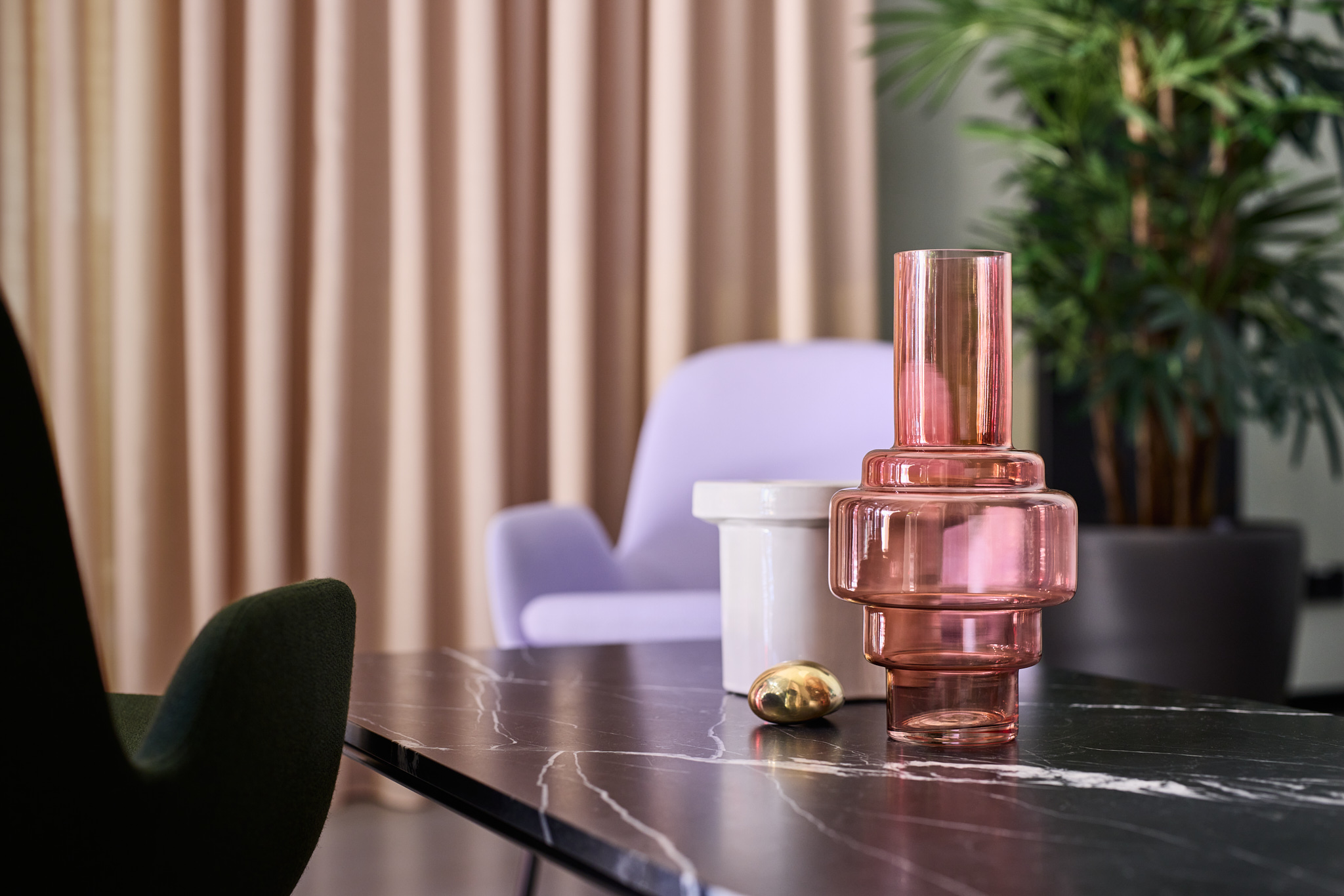 Detailaufnahme der Dekoration im MINI Loungebereich, warme Markenarchitektur für MINI.