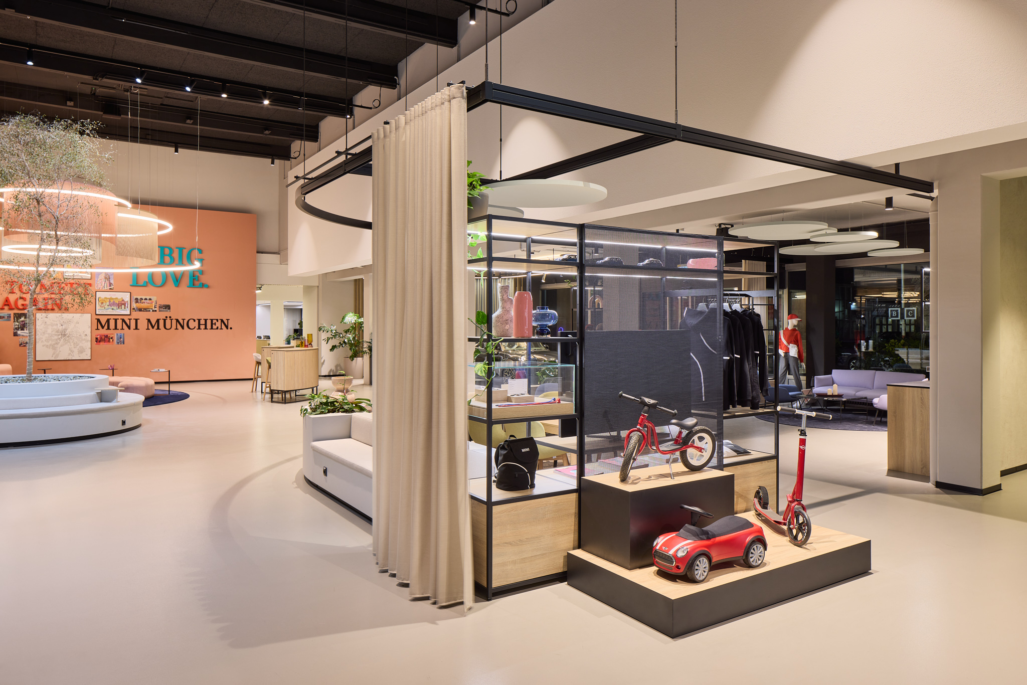 Regal mit Bobbycar, Kinderfahrrad und Hoodies, Markenwelt im MINI Retail Design.
