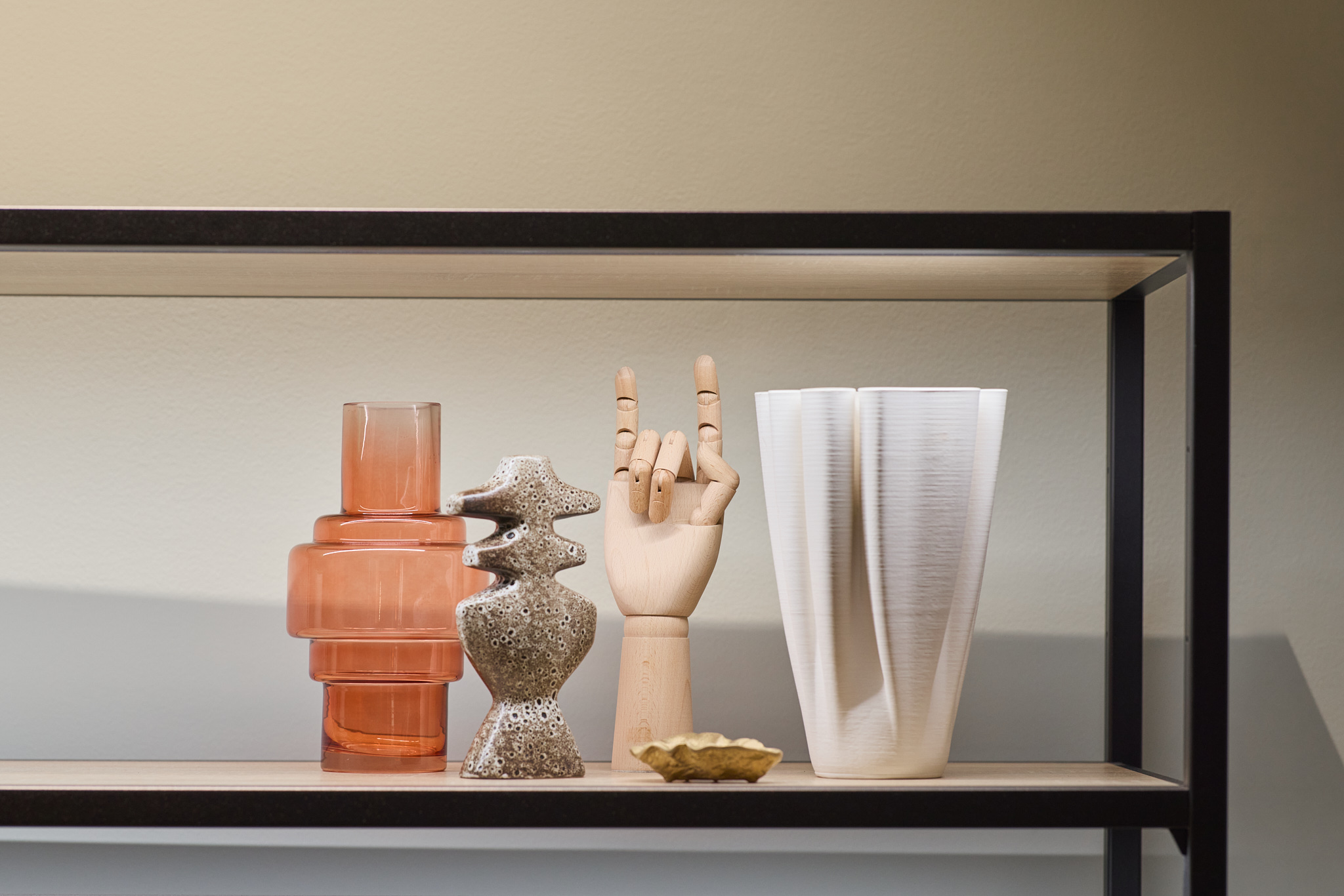 Nahaufnahme von Pflanzen und Deko im MINI Showroom, Interior-Architekturfotografie.