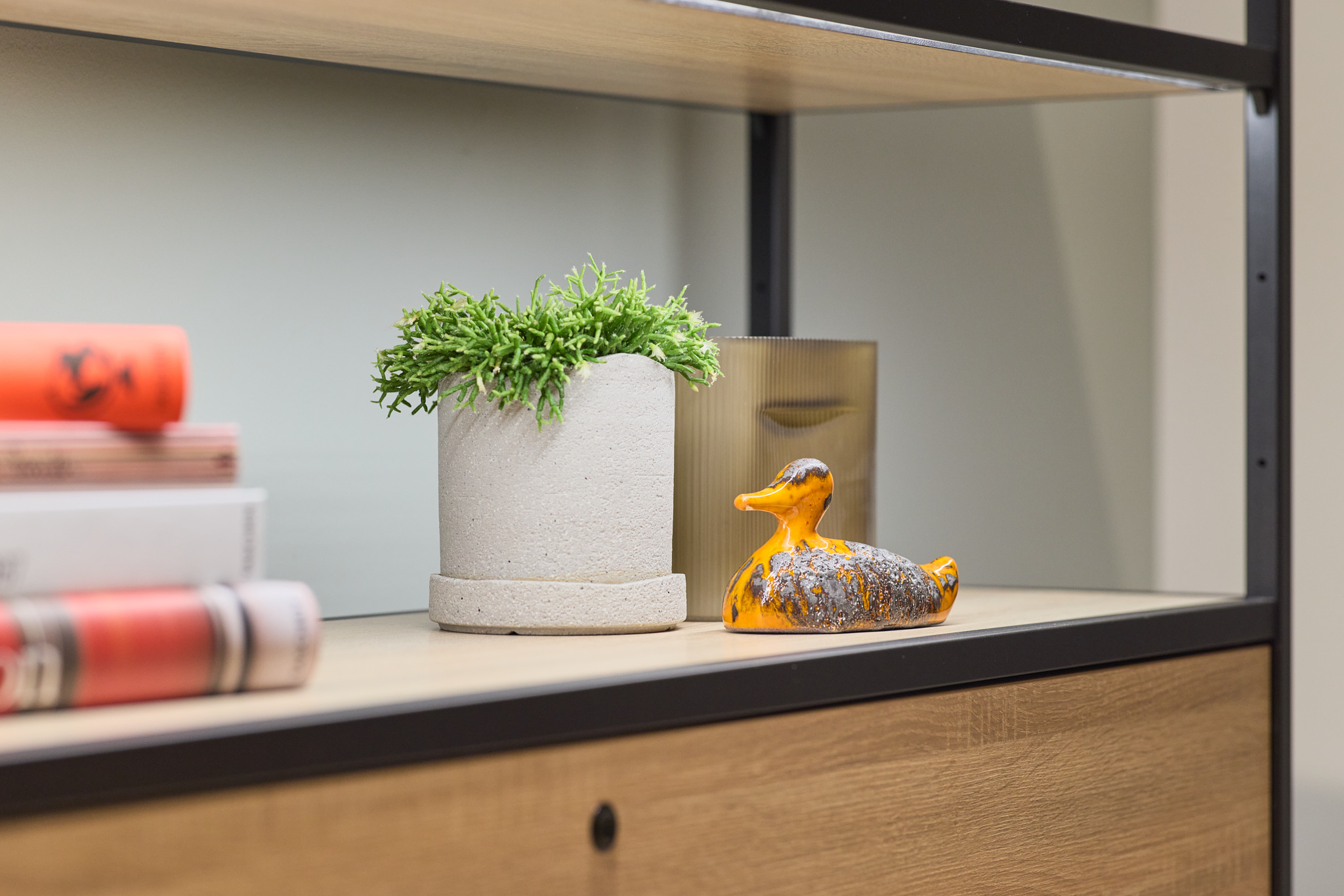 Detailaufnahme stilvoller Dekoration im MINI Showroom, klare Linien und warme Atmosphäre.