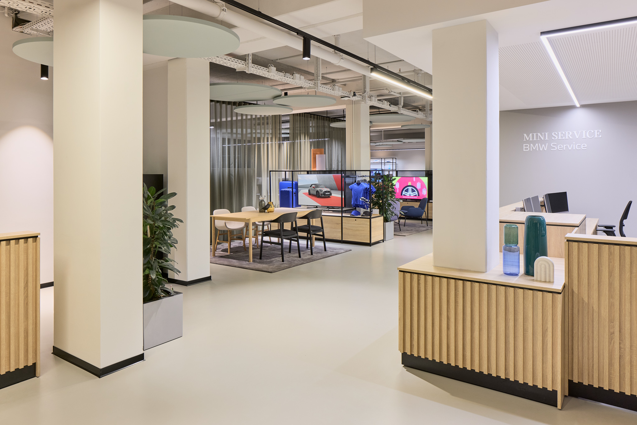 MINI Servicebereich mit Wartezone, Architekturfotografie zeigt funktionales Raumkonzept.