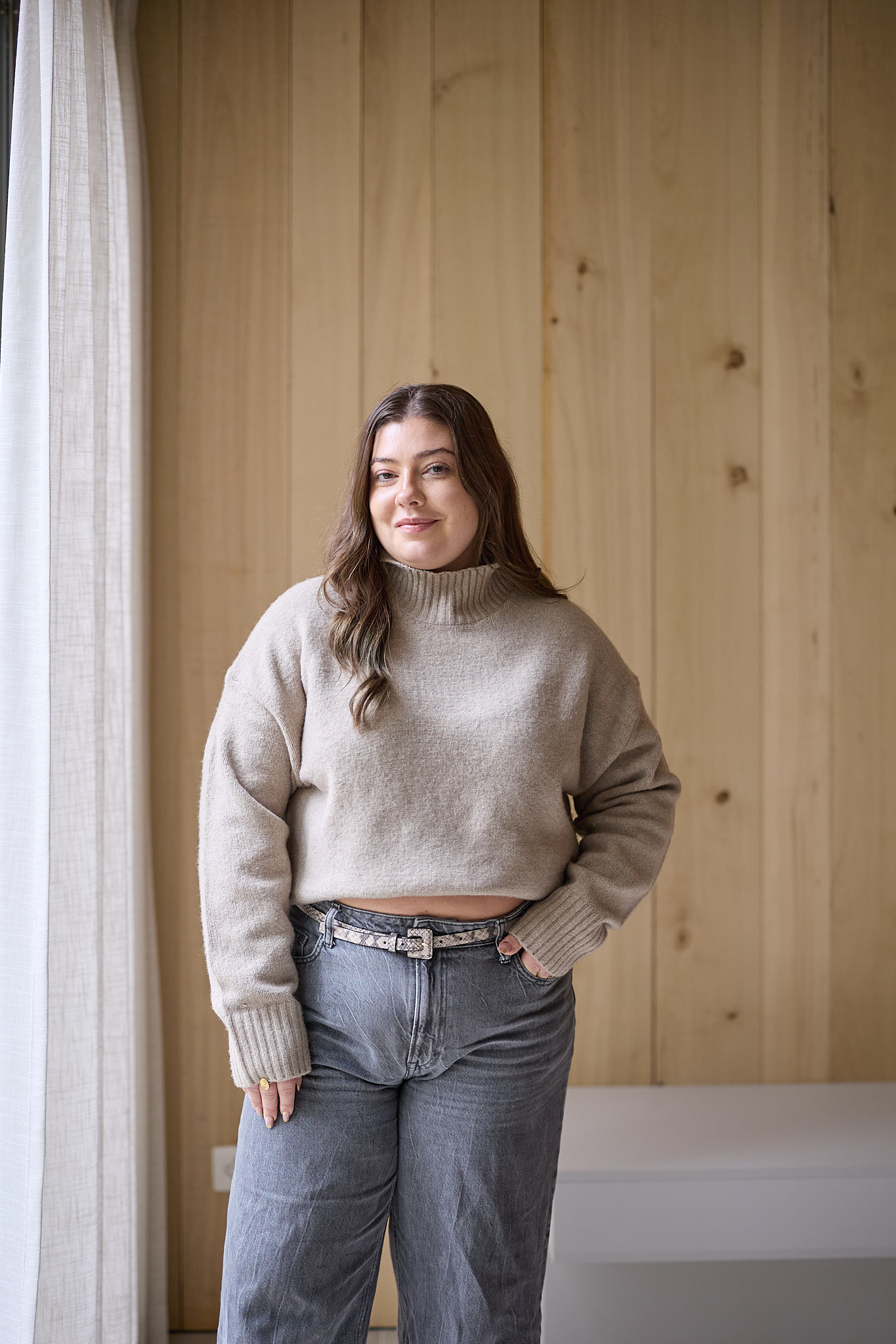 Einladende Cafeteria im Erdgeschoss des Liftstar-Headquarters, die mit großen Glasflächen eine Verbindung zur begrünten Außenanlage schafft.