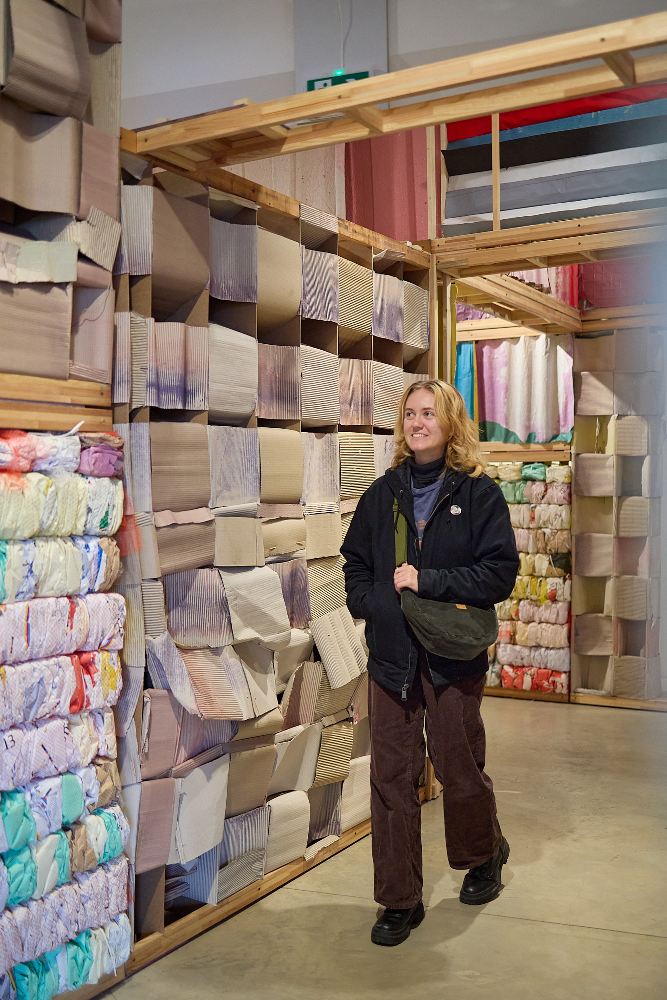 Einladende Cafeteria im Erdgeschoss des Liftstar-Headquarters, die mit großen Glasflächen eine Verbindung zur begrünten Außenanlage schafft.