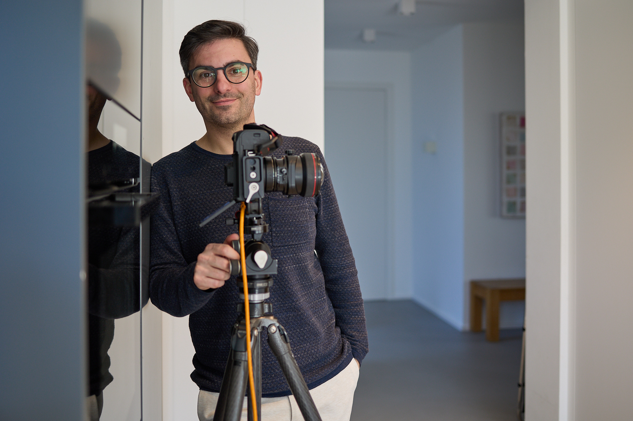 Einladende Cafeteria im Erdgeschoss des Liftstar-Headquarters, die mit großen Glasflächen eine Verbindung zur begrünten Außenanlage schafft.