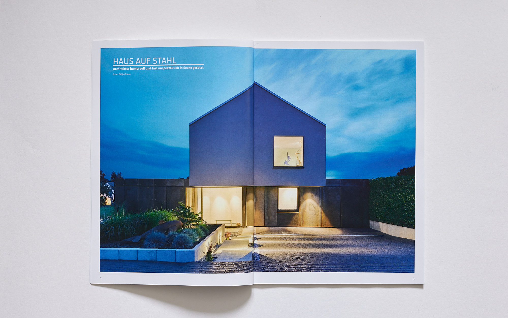 Blick aus einer luxuriösen Villa auf Mallorca aufs Meer – eine Szene, die unsere Erfahrung in der Architekturfotografie und unser Gespür für Licht, Perspektive und Atmosphäre widerspiegelt.