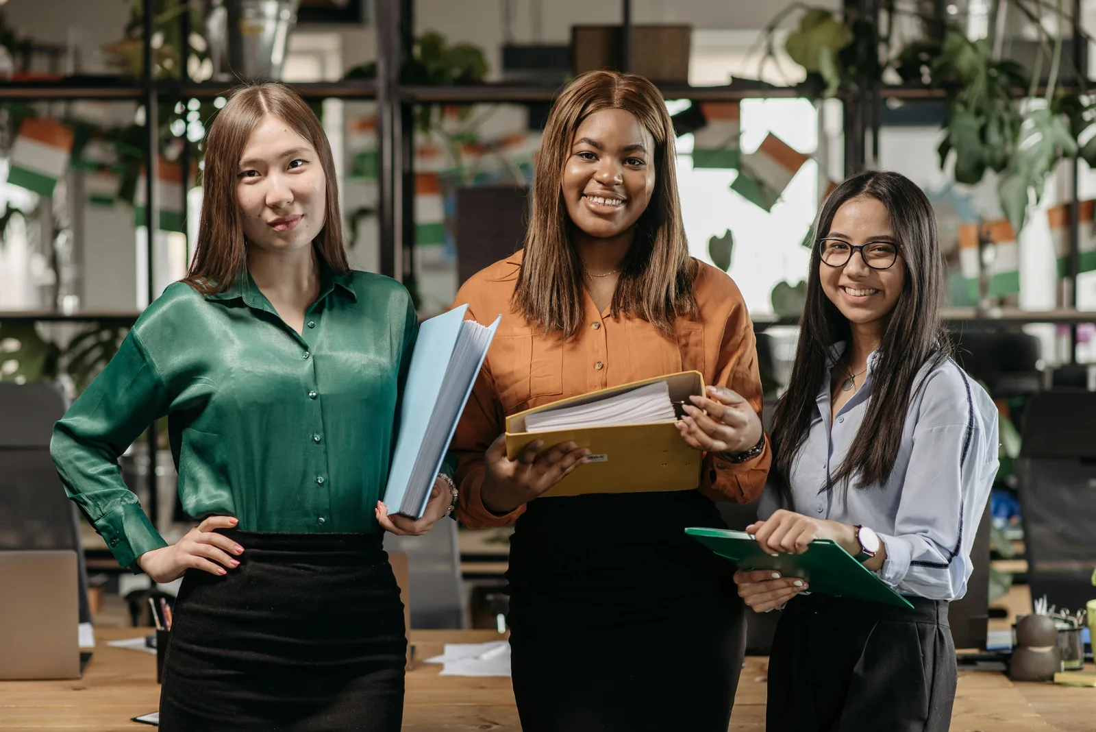 Femmes professionnelles collaborant lors d'un atelier de développement de carrière