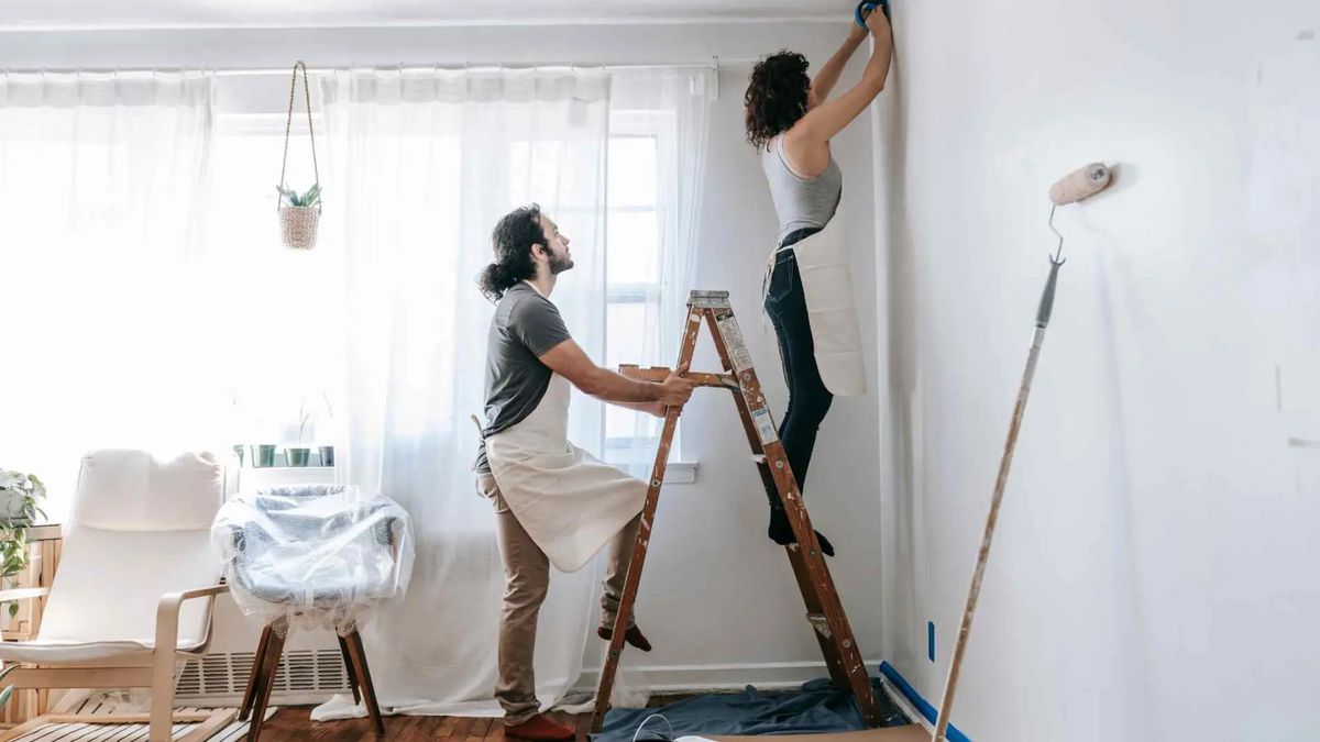 Sala em obras em Lisboa com móveis a aguardar armazenamento temporário
