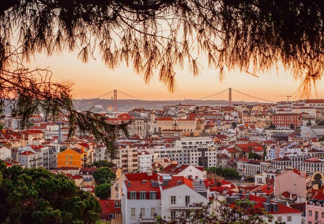 Quarto completo com mobiliário — quanto custa guardar em Lisboa