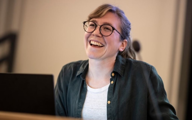 Foto: Prosjektleder i ALLEMED, Erika Wollner, leder en ALLEMED-dugnad i Bømlo kommune med et smil. Bilde av Vestland Media