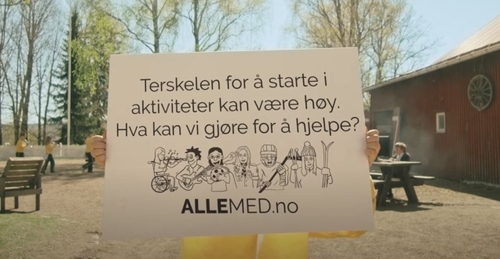Ung jente holder opp en plakat med teksten "Terskelen for å starte i aktivitet kan være høy. Hva kan vi gjøre for å hjelpe?"