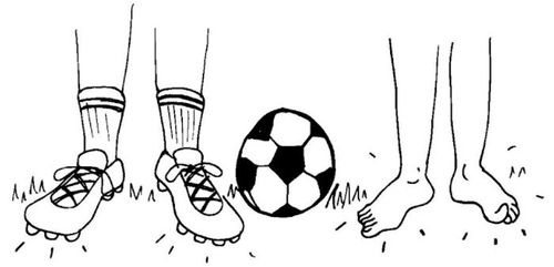 Illustrasjon: Sko til besvær: Ett par føtter med fotballsko, ett par føtter uten sko og en fotball i midten.