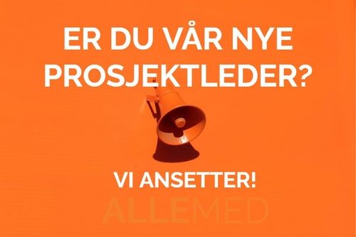 Bilde: Hvit tekst lagt over et bilde av en oransje megafon på oransje bakgrunn: Er du vår nye prosjektleder? Vi ansetter!