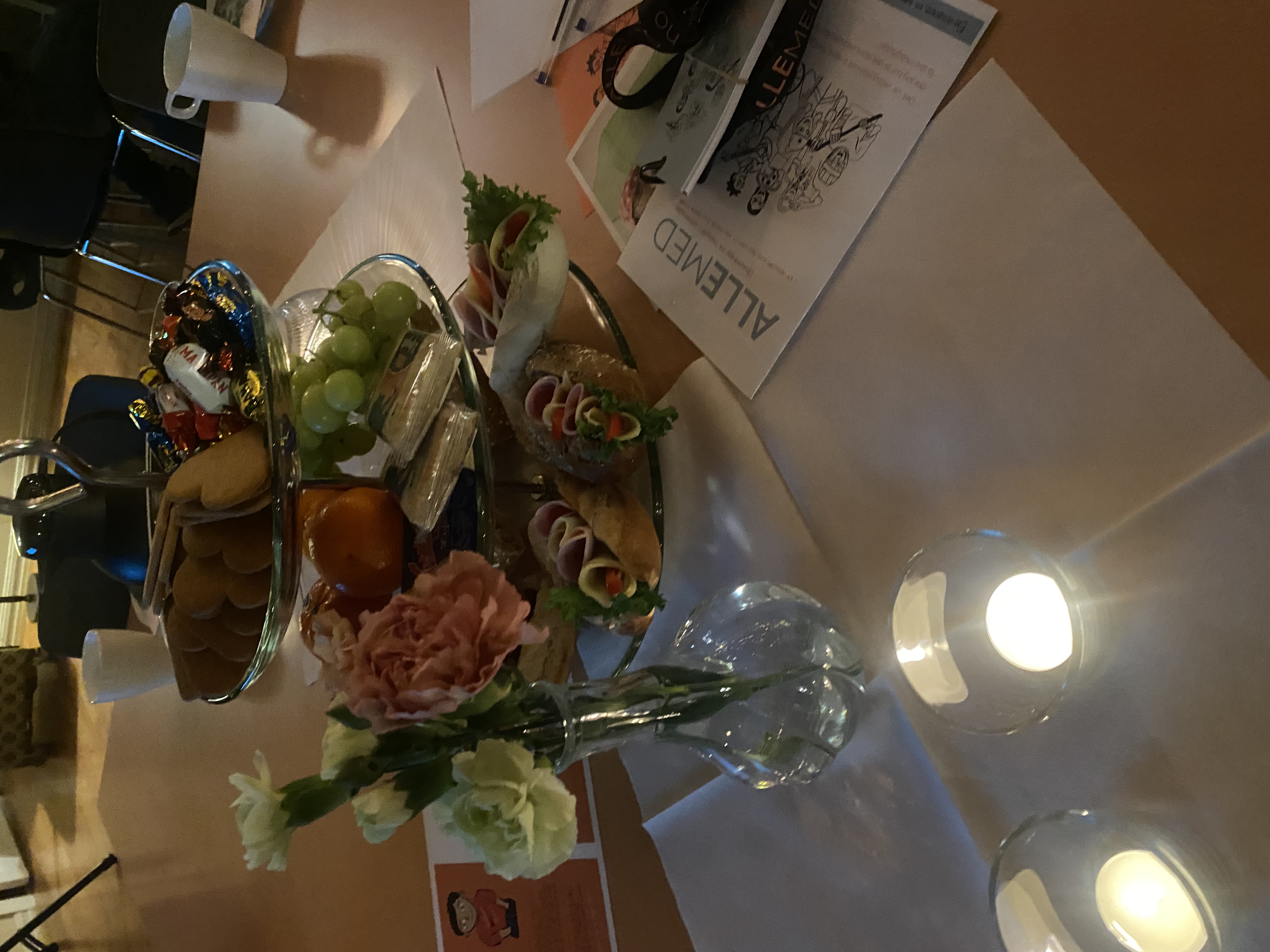 Bilde av dekket bord med ALLEMED verktøy og matservering