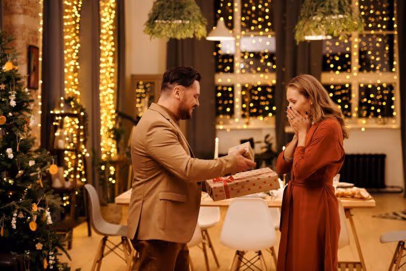 Hombre dando regalos