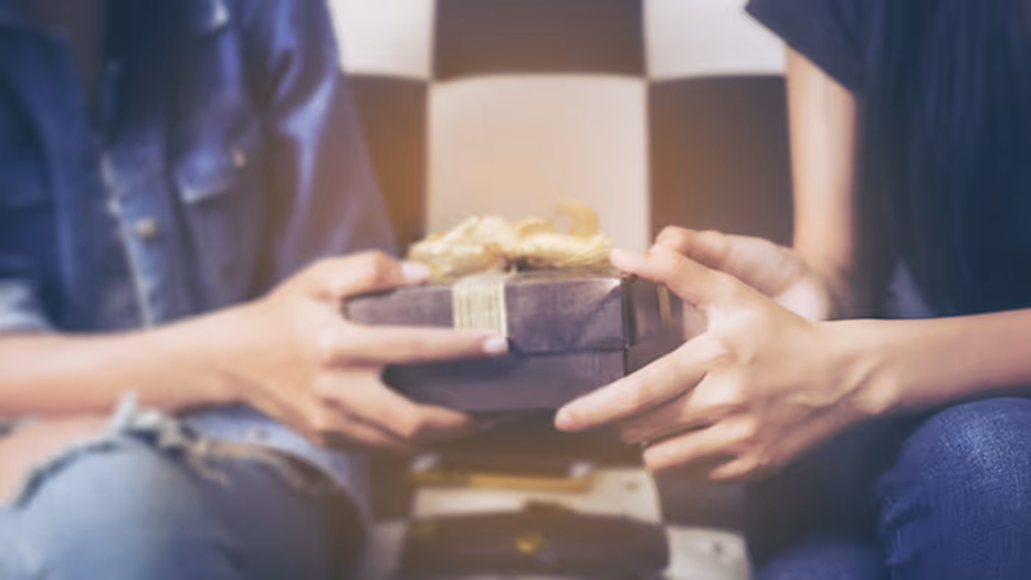 Qué regalar cuando te invitan a una casa: 5 ideas baratas | Vivus.es