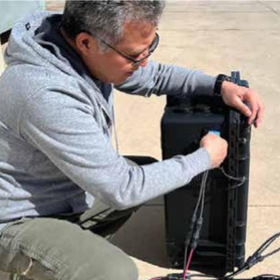 Apparatuur wordt aangesloten op een SunCase portable power station