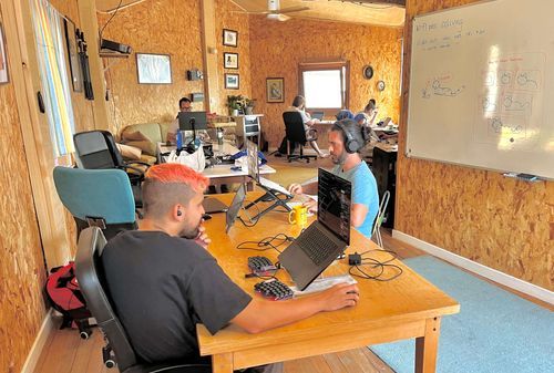 Coworking space in Sende with different people working on their desks