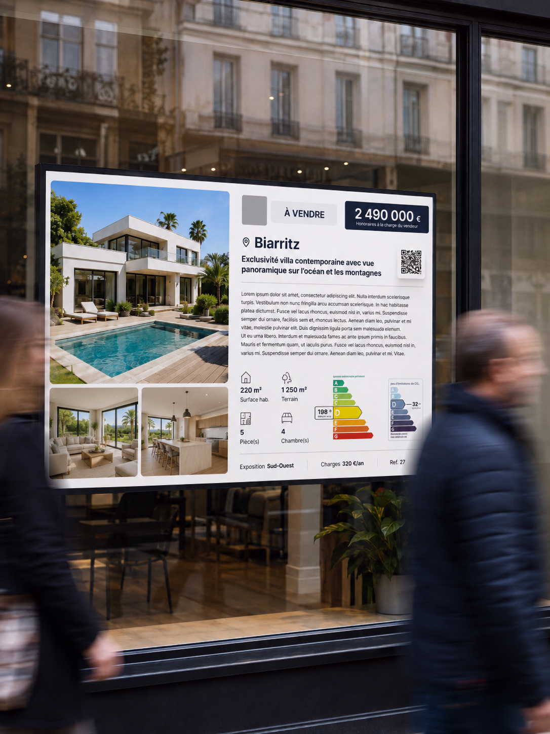 Écran d’affichage dynamique en vitrine d’une agence immobilière présentant une villa à vendre à Biarritz, avec photos du bien, prix et informations immobilières, tandis que des passants flous circulent devant la vitrine.