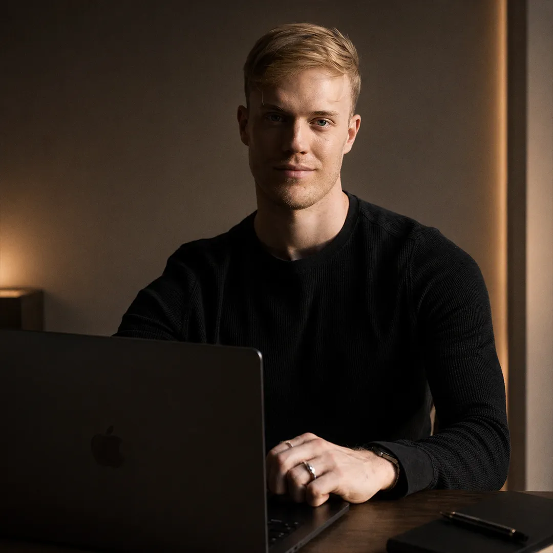 Kim, webbutvecklare och SEO-strateg, som hjälper företag att växa digitalt med skräddarsydda hemsidor och optimerade strategier.