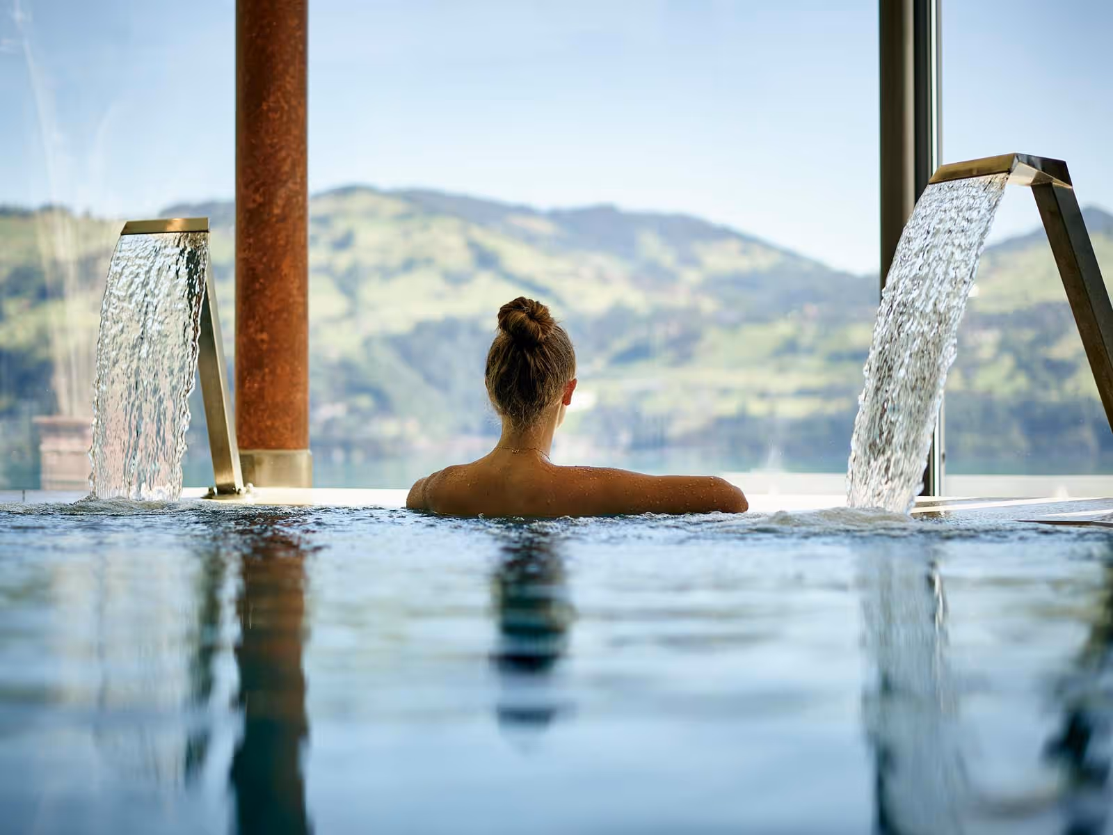 Woman in the whirlpool with a view of Lake Thun