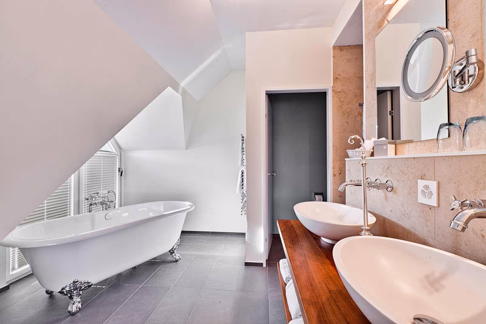 Suite im Belle Époque Stil mit Sitzgelegenheit und grossem Doppelbett