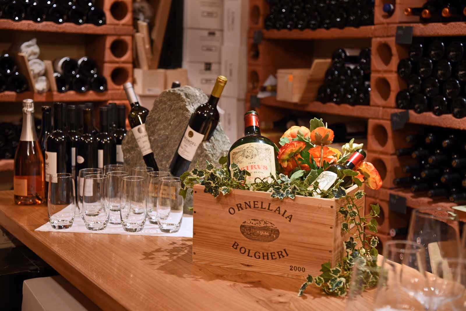 装饰一新的酒窖餐桌