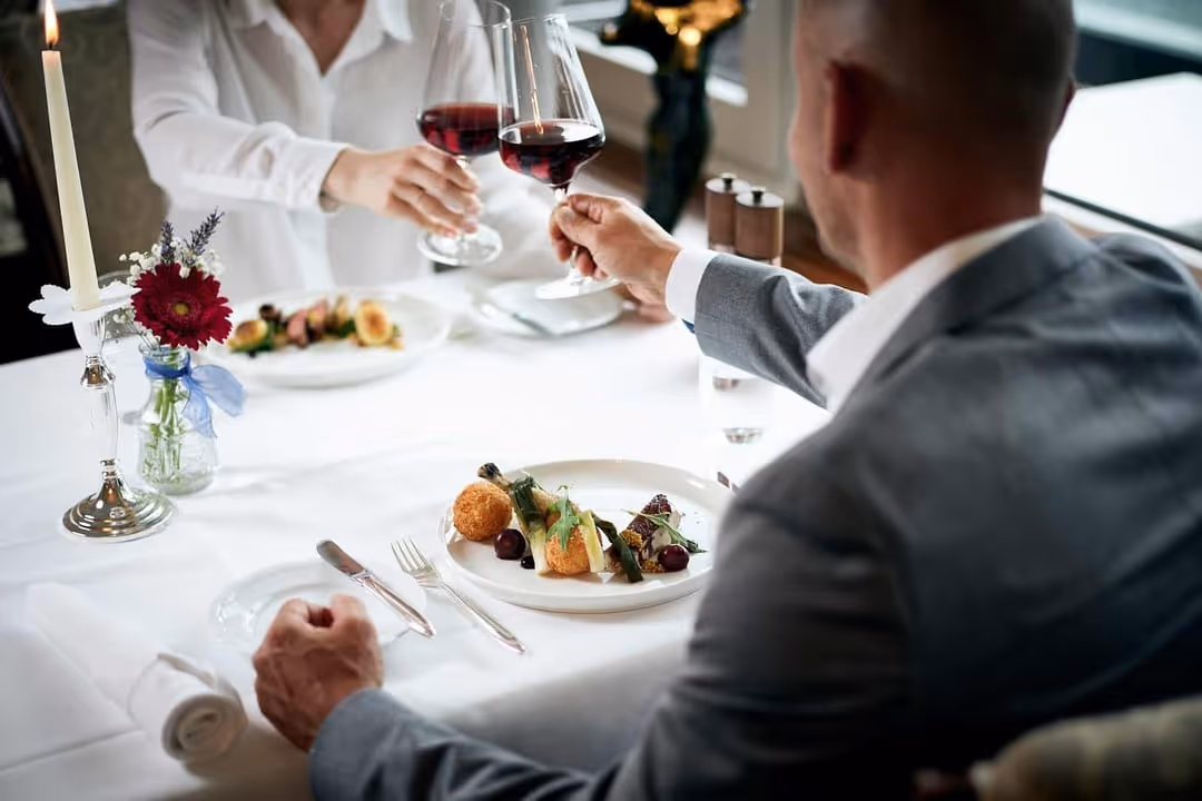 Paar beim Essen im Restaurant Belvédère