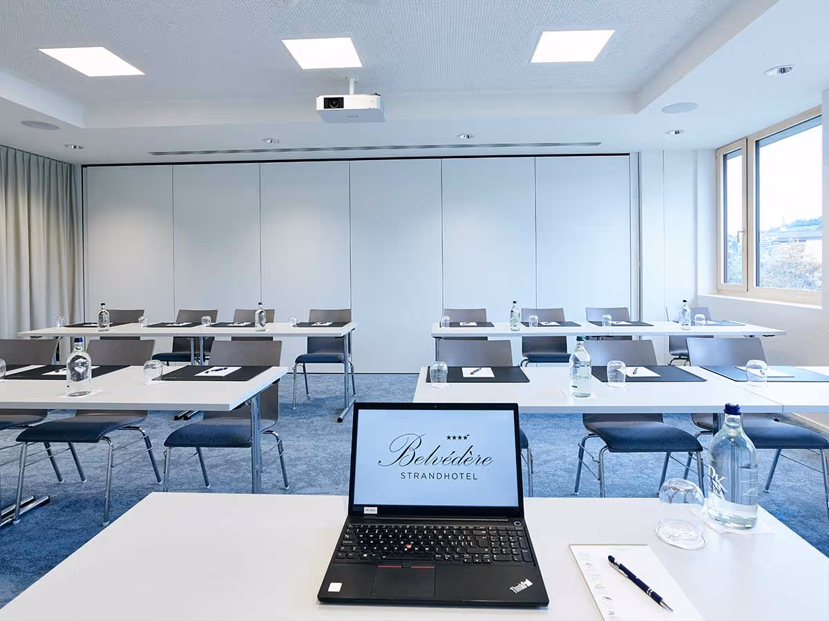 Large seminar room plenum with window front