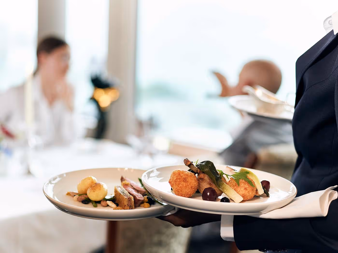 Restaurantbedienung bringt Teller zum Tisch