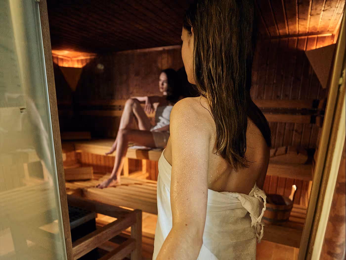 Deux femmes dans le sauna