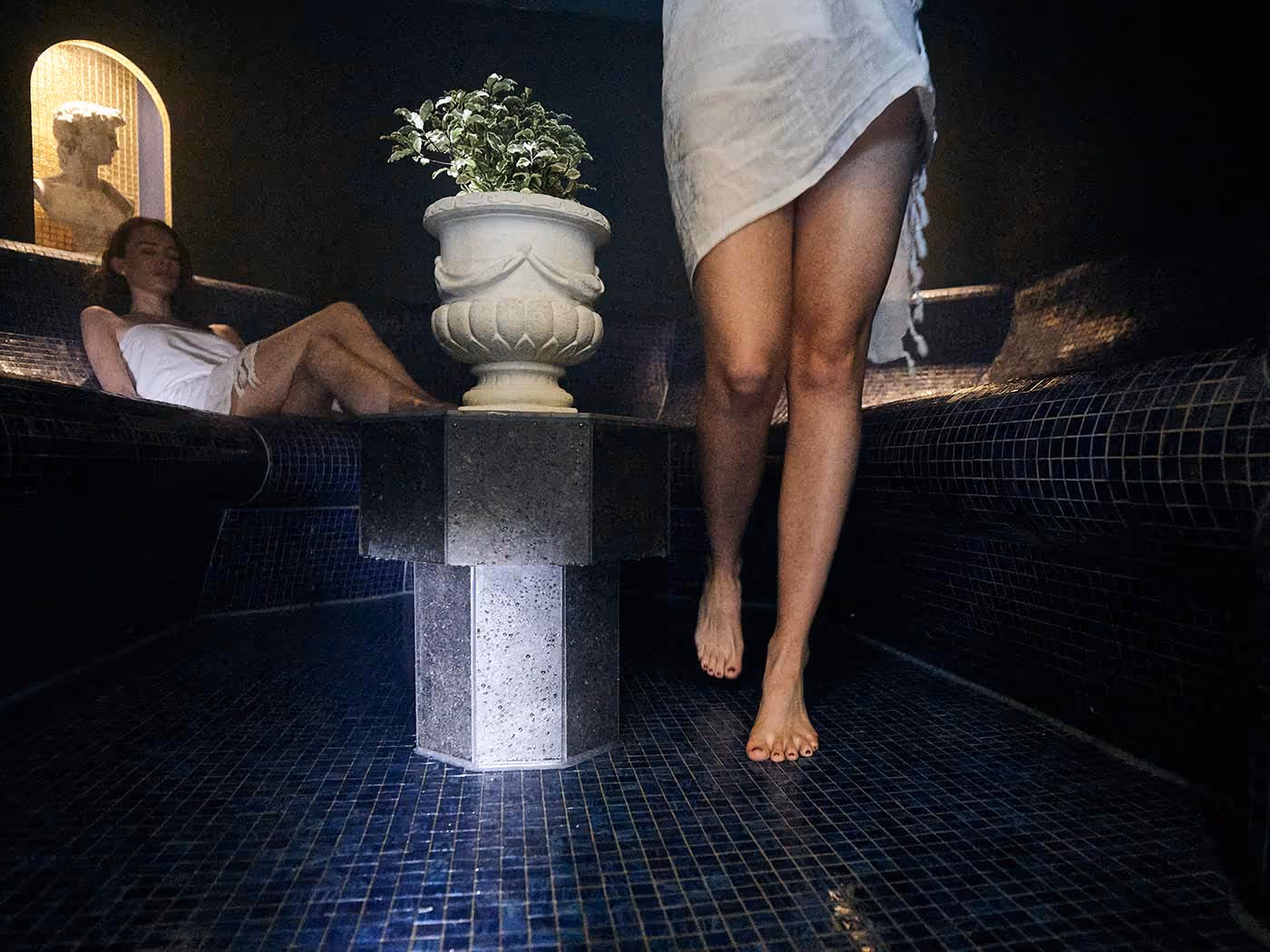 personnes dans le bain de vapeur de l'espace bien-être