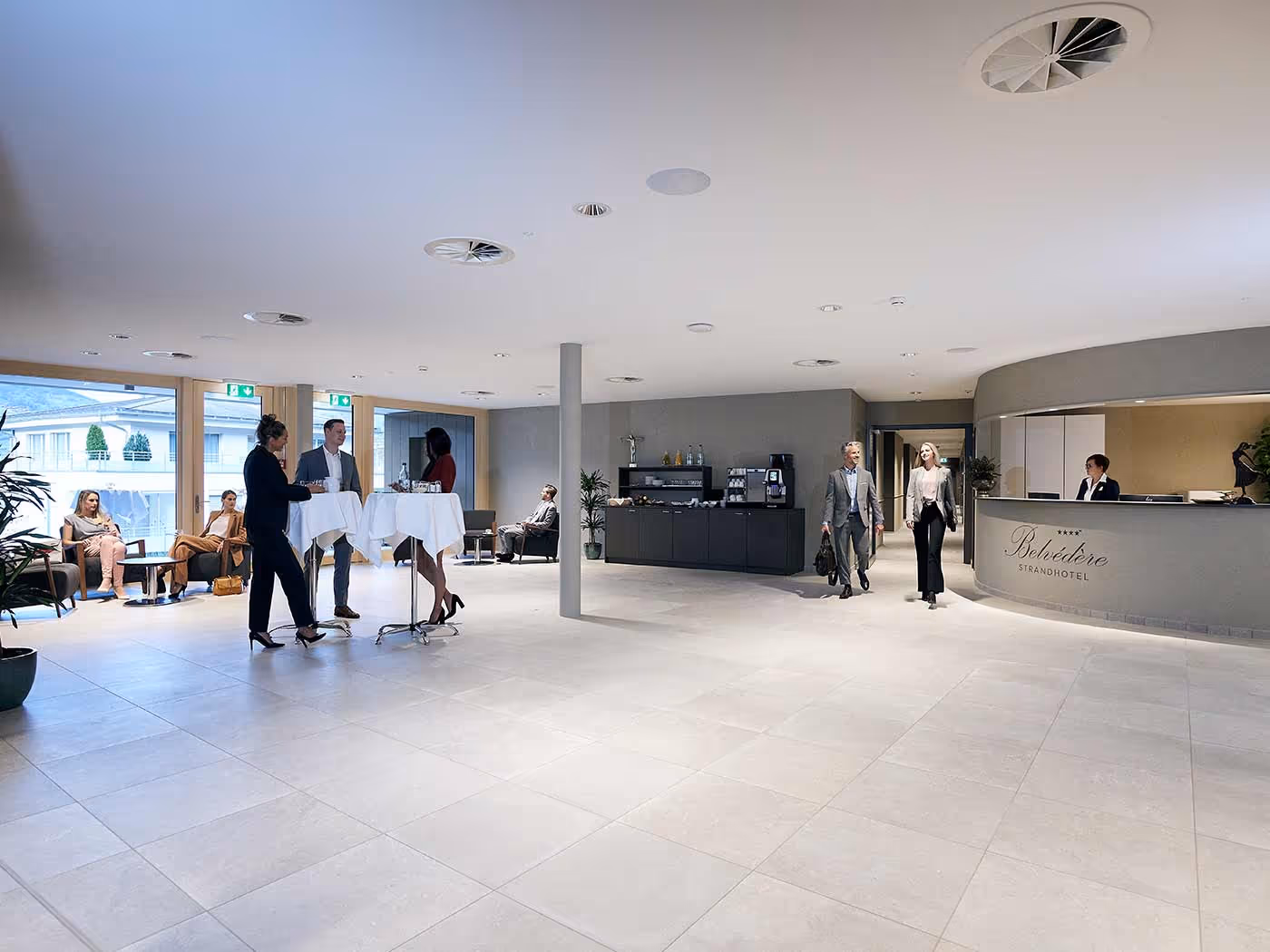 人们在 Belvédère Strandhotel 酒店的研讨会区小憩