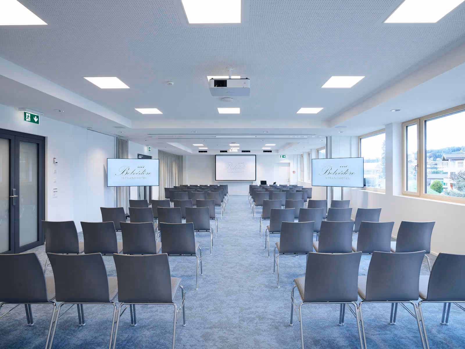 Planar room Chairs in the seminar room Several screens and projectors