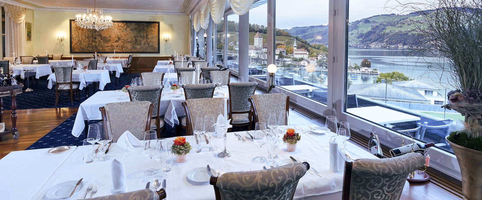Speisesaal Restaurant Belvédère Spiez mit Fensterfront und Sicht auf den Thunersee