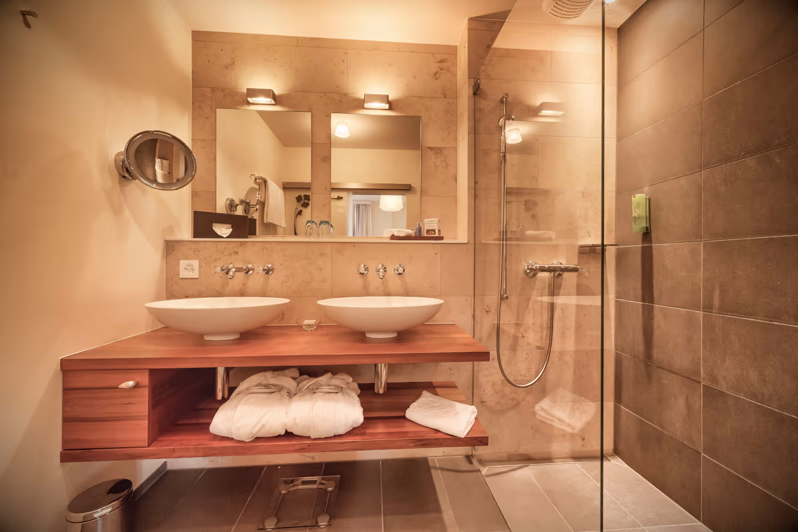 Hotelzimmer im Belle Époque Stil mit Badezimmer und Tisch mit Sessel