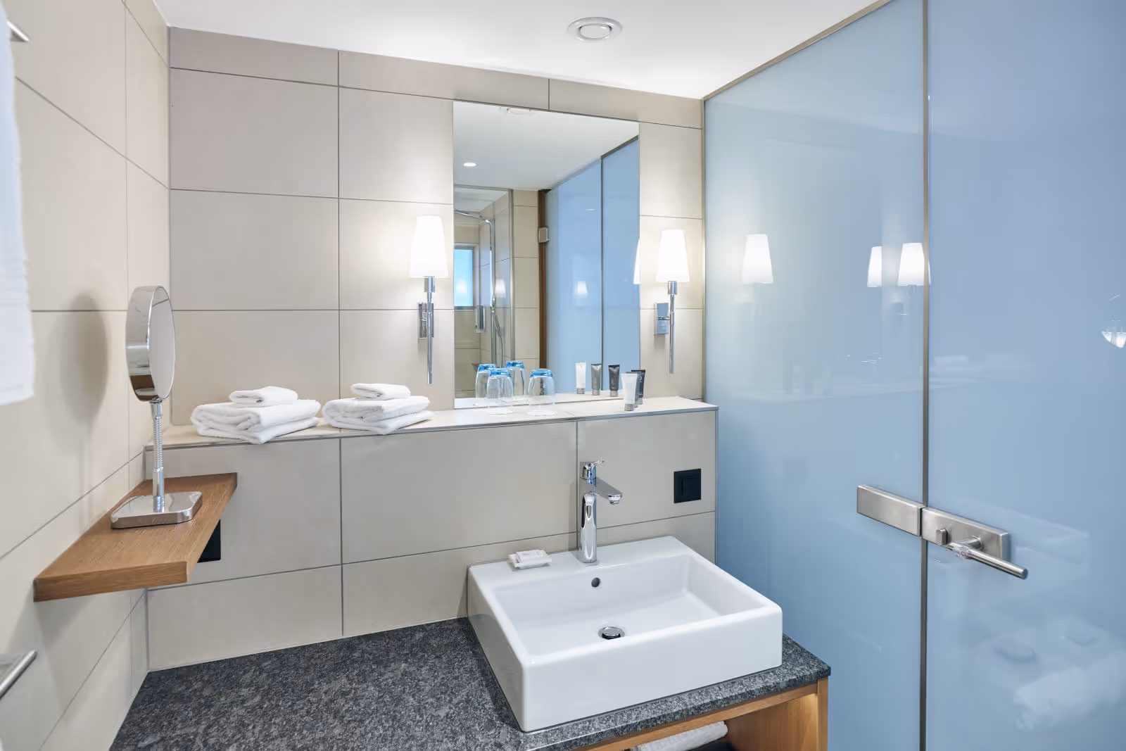 Modernes Hotelzimmer mit Sofa, Schreibtisch und Doppelbett