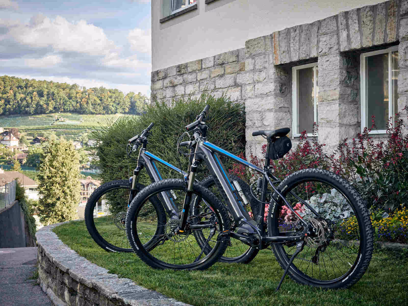 Zwei E-Bikes vor dem Hotel stehen parat zum Mieten