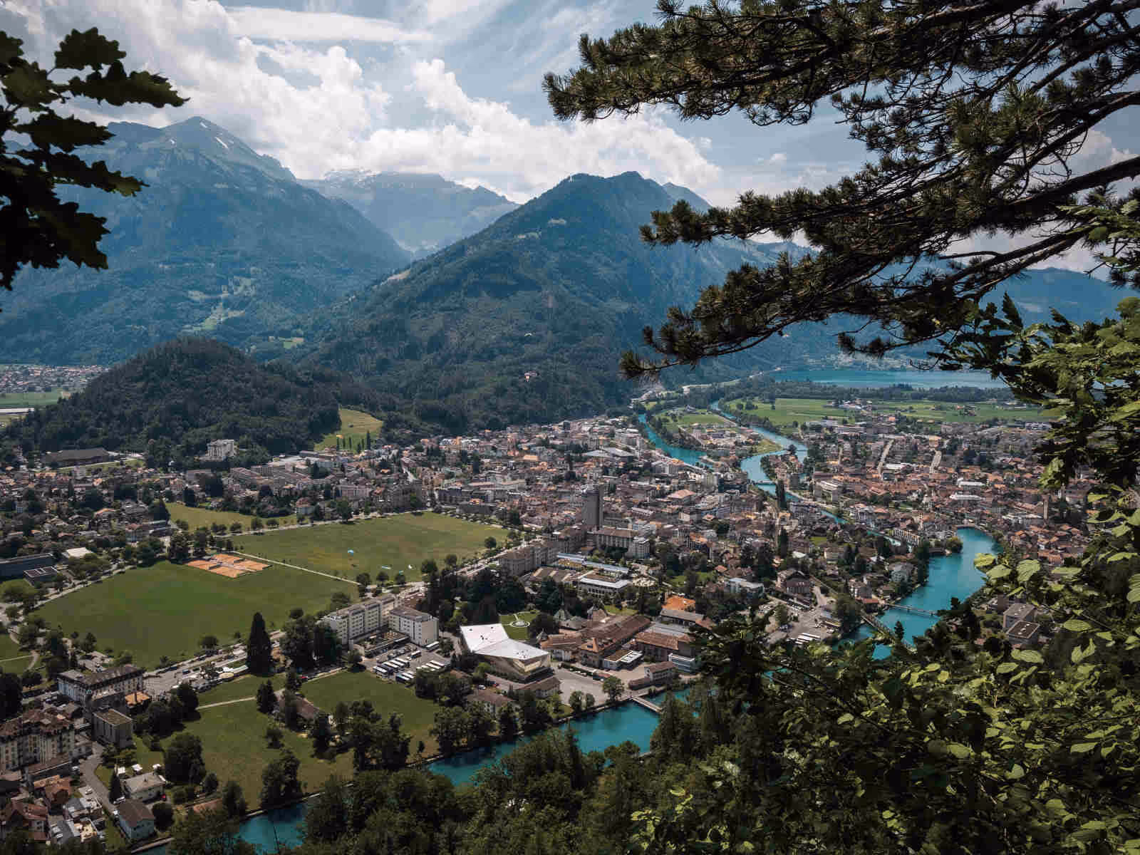 Drohnenaufnahme von Interlaken